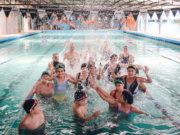 Más de 930 estudiantes de 20 escuelas municipales se convirtieron en “Pequeños Nadadores”