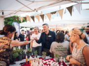 Junto a un gran marco de público presente, Passerini recorrió la Navidad Circular en la Plaza de la Intendencia