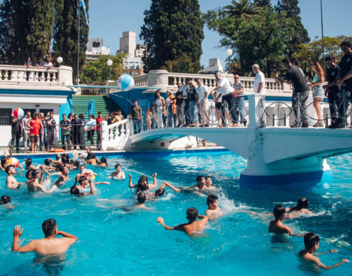 ¡Empezó la temporada de verano! Passerini recorrió el primer día de pileta en el Parque Sarmiento