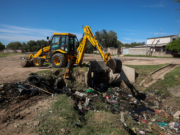 La Municipalidad de Córdoba limpia 2 kilómetros lineales de un basural junto a las vías del ferrocarril