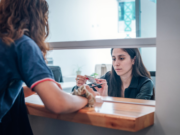 Vecinos y vecinas pueden realizar varios trámites en los Centros de Encuentro Barrial