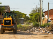 Comienzan a desmalezar y limpiar un basural de La Toma que se transformará en la próxima plaza de Córdoba