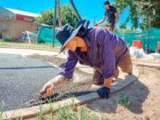 La plaza Posta de Vargas avanza en su puesta en valor con la colocación de nuevos pisos de caucho