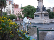 Intensifican el megaoperativo de limpieza en la Costanera, siete basurales, el área central y los puentes de la ciudad