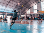 Encuentro de vóley diverso en el Polideportivo General Paz