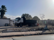 Estaba tirando residuos en la calle, fue multado y tuvo que llevarse los escombros