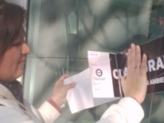 La Municipalidad clausuró una sucursal del Laboratorio LACE por arrojar grandes volúmenes de residuos en la vía pública