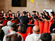 El Coro de los Niños Cantores en el Teatro Comedia antes de actuar en Europa