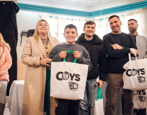 Estudiantes municipales de sexto grado recibieron sus buzos de egresados de la Economía Circular