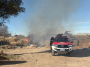 Incendio en los basurales de Spilimbergo y Roque Arias: Defensa Civil asiste a bomberos en la contención del fuego