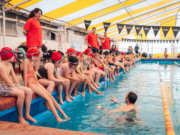 Estudiantes municipales de cuarto grado aprenden técnicas de natación en los polideportivos de la ciudad