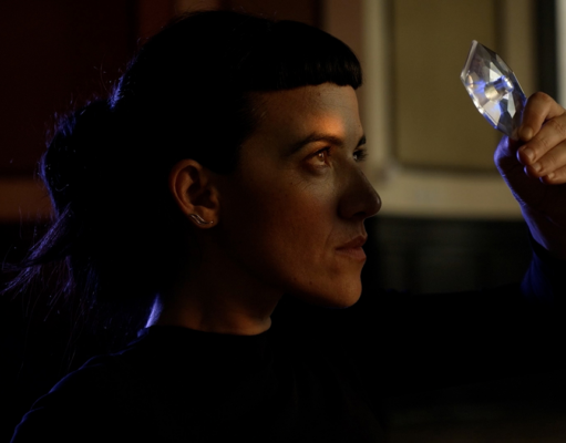 Con dos cruces para explorar entre el arte: narrativas visuales y la práctica editorial en MAC 2025