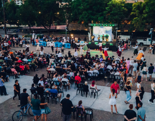 La Plaza de la Intendencia-Héroes de Malvinas vibró con el canto de artistas locales en el cierre de “La Peña en tu Ciudad”