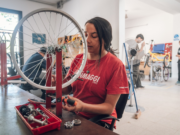 Con el apoyo del programa Ciudad Activa, la Fundación Jean Maggi ofrece oportunidades laborales a jóvenes con discapacidad