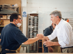 Passerini anunció la entrega de más de 2600 sillas y pupitres bipersonales para jardines y escuelas municipales