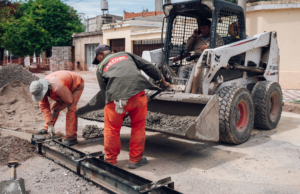 Avanzan las tareas de bacheo con hormigón en avenida Arturo Capdevila