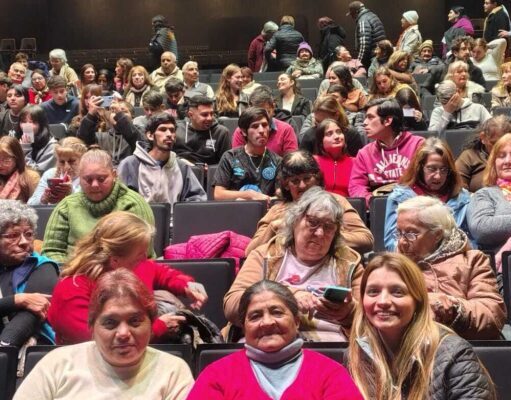 Más de 200 estudiantes de la modalidad Jóvenes y Adultos participaron de una función en el Teatro Comedia Más De 200 Estudiantes De La Modalidad Jóvenes Y Adultos Participaron De Una Función En El Teatro Comedia