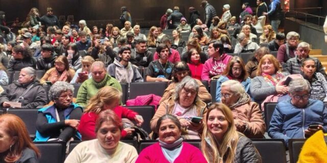 Más de 200 estudiantes de la modalidad Jóvenes y Adultos participaron de una función en el Teatro Comedia Más De 200 Estudiantes De La Modalidad Jóvenes Y Adultos Participaron De Una Función En El Teatro Comedia
